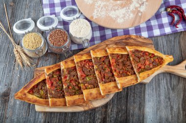 Geleneksel Türk Mutfağı; küp et / kusbasili pide.Türk pita kavramı.