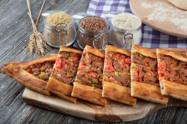 Geleneksel Türk Mutfağı; küp et / kusbasili pide.Türk pita kavramı.