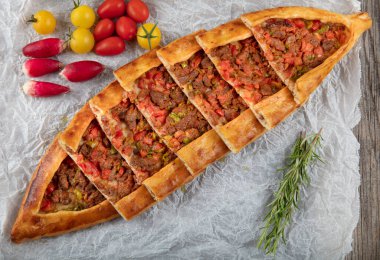 Geleneksel Türk Mutfağı; küp et / kusbasili pide.Türk pita kavramı.