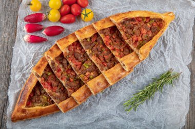 Geleneksel Türk Mutfağı; küp et / kusbasili pide.Türk pita kavramı.