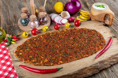 Lezzetli Türk pizzası lahmacun, ahşap masaya yakın plan. Limonlu salata ve ayran ile. Beyaz arka planda yeşil sebzeler arasında Türk Lahmacunu. Lahmacun Restoranı konsepti.