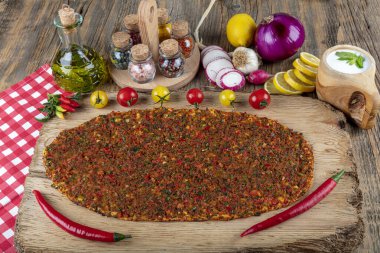 Lezzetli Türk pizzası lahmacun, ahşap masaya yakın plan. Limonlu salata ve ayran ile. Beyaz arka planda yeşil sebzeler arasında Türk Lahmacunu. Lahmacun Restoranı konsepti.