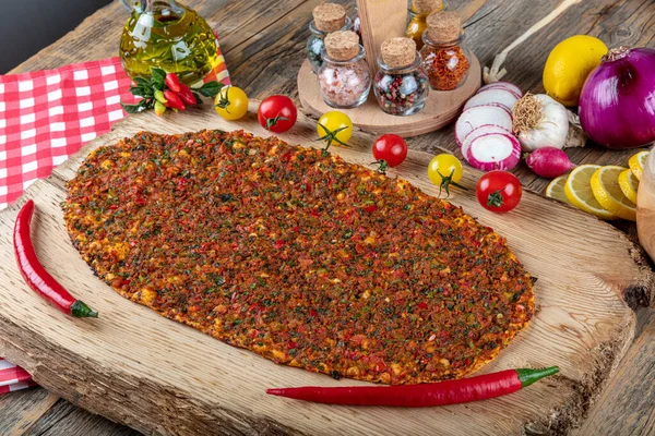 Вкусная Турецкая Пицца Lahmacun Крупным Планом Деревянном Столе Лимонным Салатом — стоковое фото