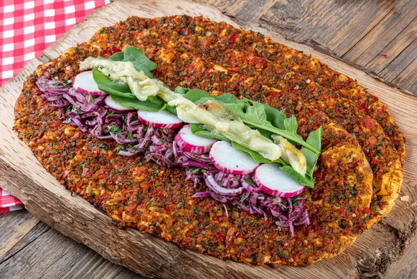 Вкусная Турецкая Пицца Lahmacun Крупным Планом Деревянном Столе Лимонным Салатом — стоковое фото