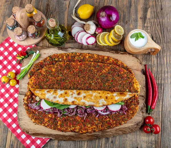 Вкусная Турецкая Пицца Lahmacun Крупным Планом Деревянном Столе Лимонным Салатом — стоковое фото