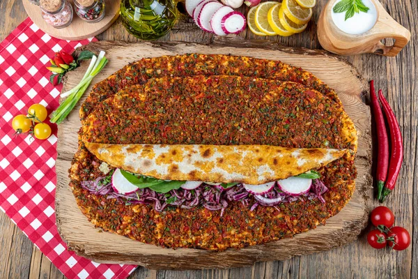 Lahodná Turecká Pizza Lahmacun Detailně Dřevěném Stole Citronovým Salátem Ayranem — Stock fotografie