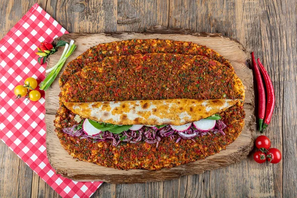 Lahodná Turecká Pizza Lahmacun Detailně Dřevěném Stole Citronovým Salátem Ayranem — Stock fotografie