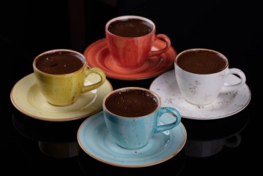 Geleneksel Türk Kahvesi. Türk kahve fincanı siyah arkaplanda izole.