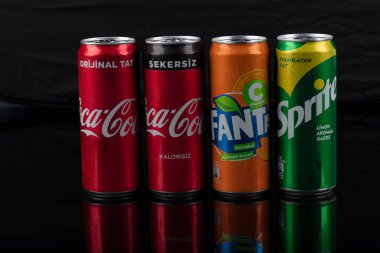 İstanbul, Türkiye - 25 Ağustos 2020; Fanta, Coca-Cola, Sprite alüminyum şişeleri, siyah izole edilmiş arka plan.