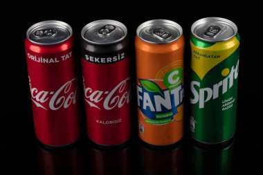 İstanbul, Türkiye - 25 Ağustos 2020; Fanta, Coca-Cola, Sprite alüminyum şişeleri, siyah izole edilmiş arka plan.