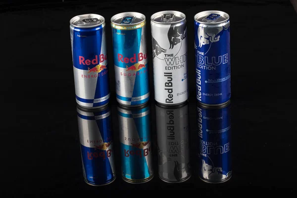 Стамбул Турция Августа 2020 Года Алюминиевая Банка Напитка Redbull Капельками — стоковое фото