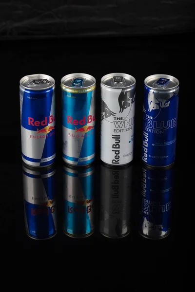 Стамбул Турция Августа 2020 Года Алюминиевая Банка Напитка Redbull Капельками — стоковое фото