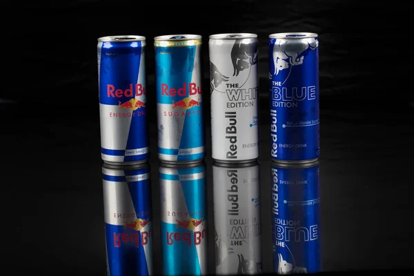 Стамбул Турция Августа 2020 Года Алюминиевая Банка Напитка Redbull Капельками — стоковое фото