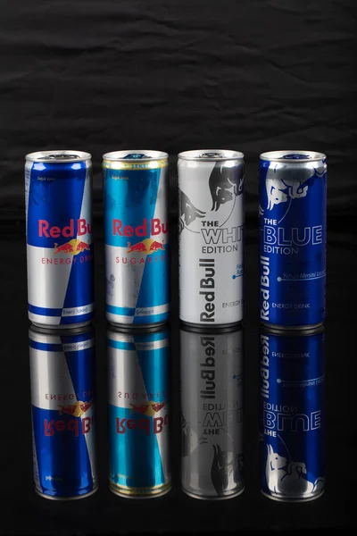 Стамбул Турция Августа 2020 Года Алюминиевая Банка Напитка Redbull Капельками — стоковое фото