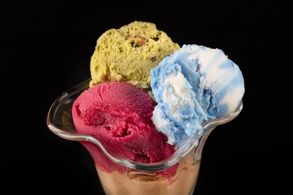 Helado Frutas Levanta Sobre Una Taza Servido Con Varias Cucharas —  Fotos de Stock