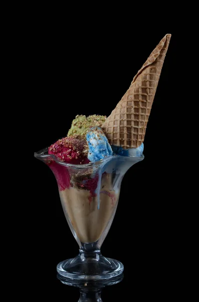 フルーツアイスクリームは 黒の背景に隔離されたいくつかのカラフルなスプーンで提供され コルネット上のオーバーヘッドをスクープ — ストック写真