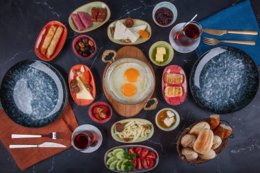Restoran konsepti; Geleneksel Türk kahvaltısı siyah ahşap masa, üst manzara. Parlak sabahlarda sağlıklı Türk kahvaltısı; metin için boşluk kopyala.