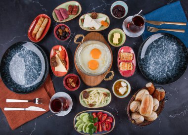 Restoran konsepti; Geleneksel Türk kahvaltısı siyah ahşap masa, üst manzara. Parlak sabahlarda sağlıklı Türk kahvaltısı; metin için boşluk kopyala.