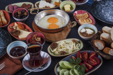 Restoran konsepti; Geleneksel Türk kahvaltısı siyah ahşap masa, üst manzara. Parlak sabahlarda sağlıklı Türk kahvaltısı; metin için boşluk kopyala.