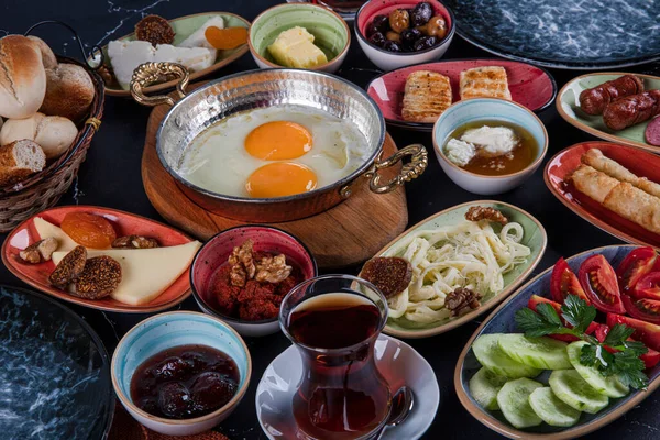 Restaurantkonzept Traditionelles Türkisches Streuerfrühstück Auf Dem Schwarzen Holztisch Draufsicht Gesundes — Stockfoto