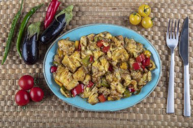 Kızarmış patlıcan; Restoran açılışı kızarmış patlıcan soğanlı ve kırmızı biberli mavi tabakta.