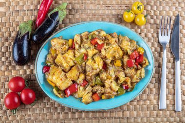 Kızarmış patlıcan; Restoran açılışı kızarmış patlıcan soğanlı ve kırmızı biberli mavi tabakta.