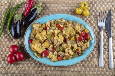 Kızarmış patlıcan; Restoran açılışı kızarmış patlıcan soğanlı ve kırmızı biberli mavi tabakta.