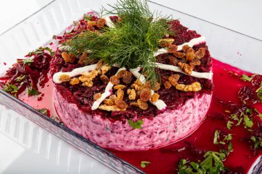 Restoran konsepti zeytinyağı soğuk mezeler, yoğurtlu kırmızı pancar salatası..