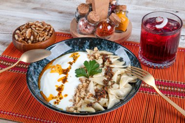 Türk mutfağı, Samsun usulü ravioli. Et, yoğurt, tereyağı ve kırmızı biberli Türk mantısı. Manti konsepti, masada Anadolu yemekleri.