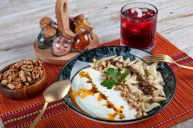 Türk mutfağı, Samsun usulü ravioli. Et, yoğurt, tereyağı ve kırmızı biberli Türk mantısı. Manti konsepti, masada Anadolu yemekleri.