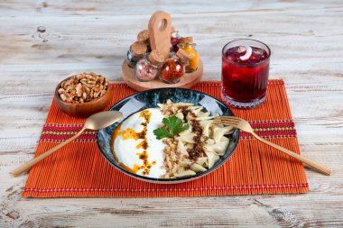Türk mutfağı, Samsun usulü ravioli. Et, yoğurt, tereyağı ve kırmızı biberli Türk mantısı. Manti konsepti, masada Anadolu yemekleri.