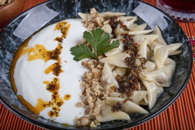 Türk mutfağı, Samsun usulü ravioli. Et, yoğurt, tereyağı ve kırmızı biberli Türk mantısı. Manti konsepti, masada Anadolu yemekleri.