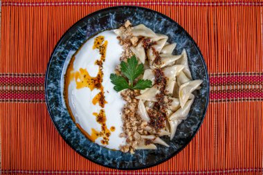 Türk mutfağı, Samsun usulü ravioli. Et, yoğurt, tereyağı ve kırmızı biberli Türk mantısı. Manti konsepti, masada Anadolu yemekleri.