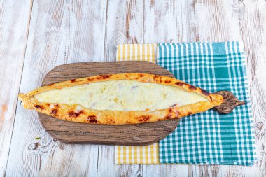 Geleneksel Türk mutfağı pidesi. Türk pizzası pide, çedar peynirli pide.