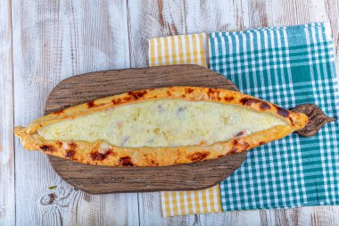 Geleneksel Türk mutfağı pidesi. Türk pizzası pide, çedar peynirli pide.
