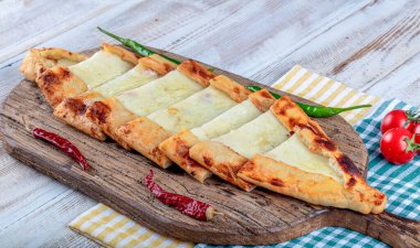 Geleneksel Türk mutfağı pidesi. Türk pizzası pide, çedar peynirli pide.