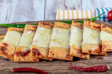 Geleneksel Türk mutfağı pidesi. Türk pizzası pide, çedar peynirli pide.