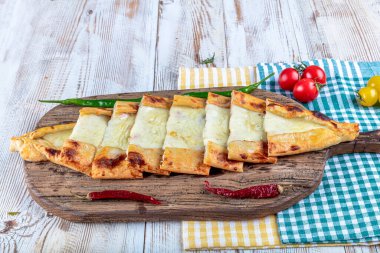 Geleneksel Türk mutfağı pidesi. Türk pizzası pide, çedar peynirli pide.
