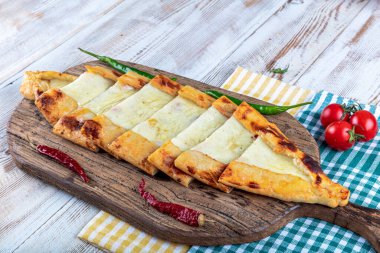 Geleneksel Türk mutfağı pidesi. Türk pizzası pide, çedar peynirli pide.