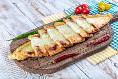 Geleneksel Türk mutfağı pidesi. Türk pizzası pide, çedar peynirli pide.