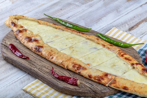 Traditionell Turkisk Matlagning Bakad Maträtt Pide Turkisk Pizzapaj Cheddarost Pita — Stockfoto