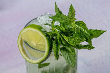 Mojito kokteyli uzun süre içilir geleneksel Küba taze tropikal içecek üst görünüm kopyalama alanı iki viski bardağı, rom, nane, limon suyu, soda ve buz beyaz beton masa üzerinde..