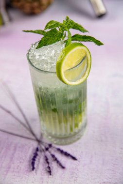 Mojito kokteyli uzun süre içilir geleneksel Küba taze tropikal içecek üst görünüm kopyalama alanı iki viski bardağı, rom, nane, limon suyu, soda ve buz beyaz beton masa üzerinde..