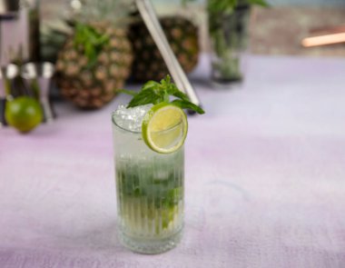 Mojito kokteyli uzun süre içilir geleneksel Küba taze tropikal içecek üst görünüm kopyalama alanı iki viski bardağı, rom, nane, limon suyu, soda ve buz beyaz beton masa üzerinde..