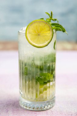 Mojito kokteyli uzun süre içilir geleneksel Küba taze tropikal içecek üst görünüm kopyalama alanı iki viski bardağı, rom, nane, limon suyu, soda ve buz beyaz beton masa üzerinde..
