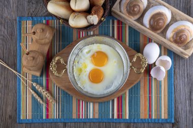 Türk kahvaltısı, bakır tarlasında Türk usulü göz yumurtası. Bakır tavada tereyağı ve yumurta.