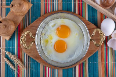 Türk kahvaltısı, bakır tarlasında Türk usulü göz yumurtası. Bakır tavada tereyağı ve yumurta.