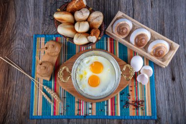 Türk kahvaltısı, bakır tarlasında Türk usulü göz yumurtası. Bakır tavada tereyağı ve yumurta.