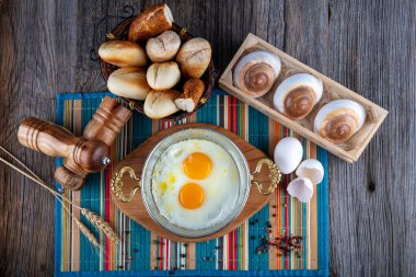 Türk kahvaltısı, bakır tarlasında Türk usulü göz yumurtası. Bakır tavada tereyağı ve yumurta.