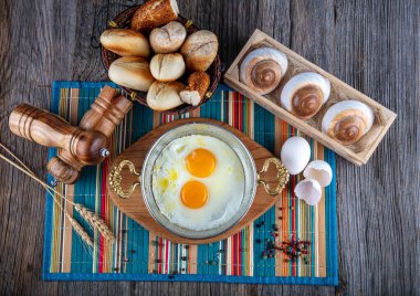 Türk kahvaltısı, bakır tarlasında Türk usulü göz yumurtası. Bakır tavada tereyağı ve yumurta.